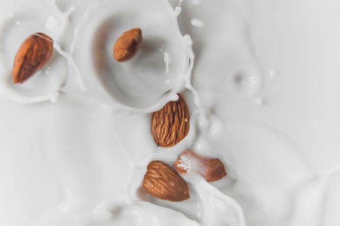 最近注目の代替食品　植物性ミルクは本当にサステイナブル？